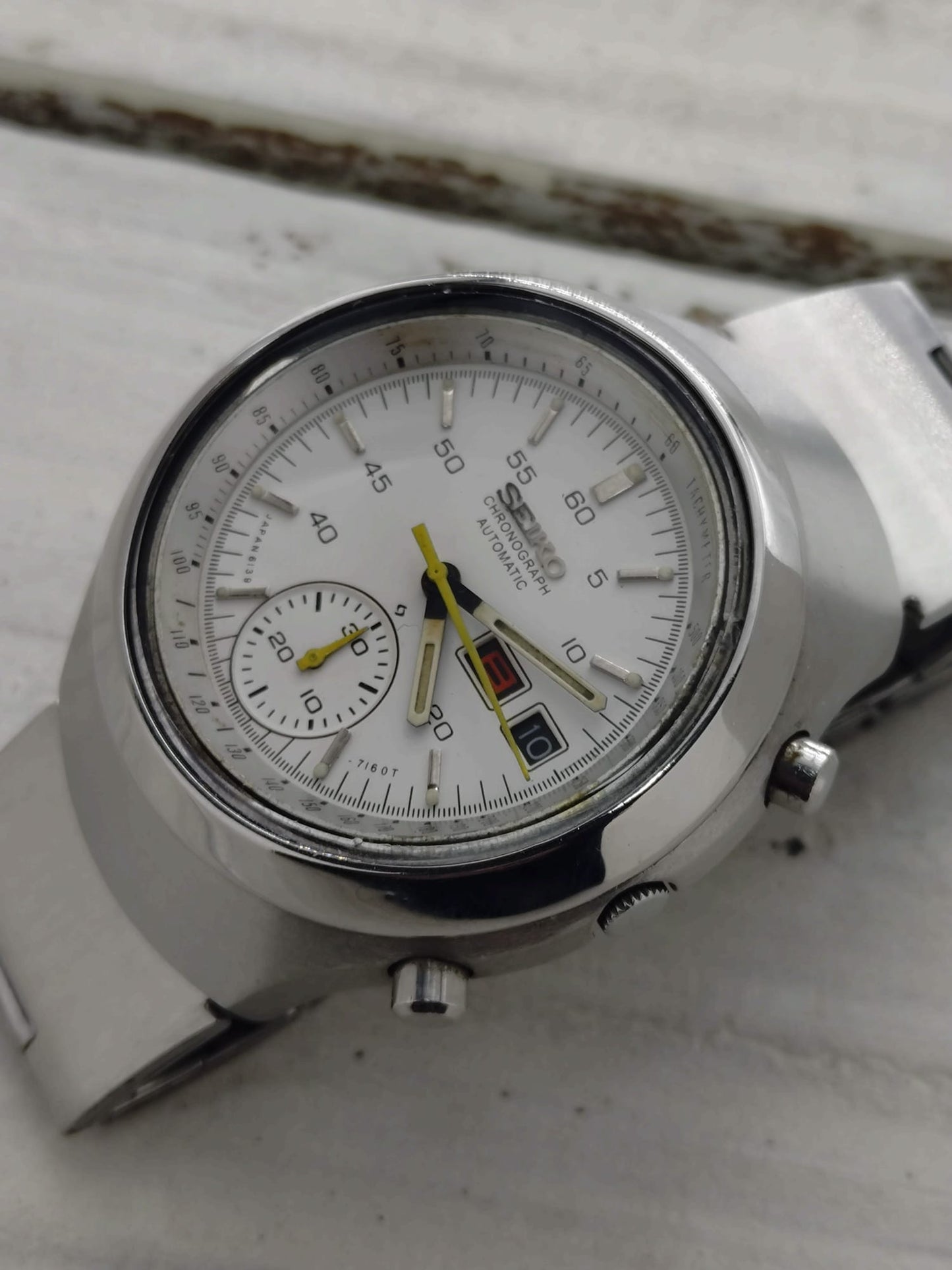 Seiko 6139 "Helmet" Automatic Chronograph – very rare white variant with yellow indices – fully serviced (2026) – original Seiko steel bracelet – non-model-correct case back