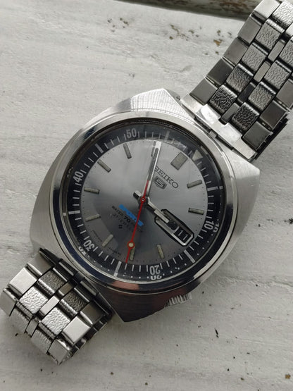 Seiko 5 Sports 6119-6020 – Calibre 6119, 21 rubis, Suwa Seikosha – lunette interne via la couronne, « Water 70 Proof » – novembre 1968 – fraîchement révisée
