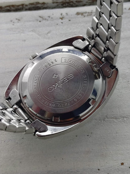 Seiko Lord Matic 5606-7230 – Calibre 5606, 25 rubis, Suwa Seikosha – cadran bleu, verre à neuf facettes, bracelet en acier d'origine – août 1972 – révisée récemment