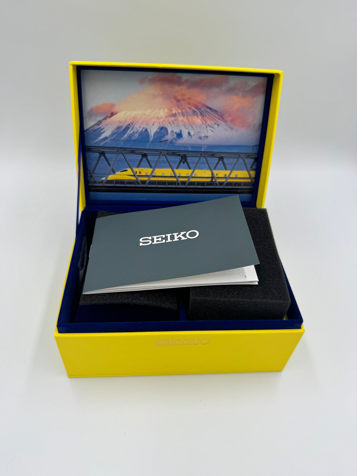 Seiko × Shinkansen Class 923 „Doctor Yellow T4 – Last Run" – Gedenkchronograph Nr. 4244 von 5.000 – ungetragen mit Box und Zertifikat
