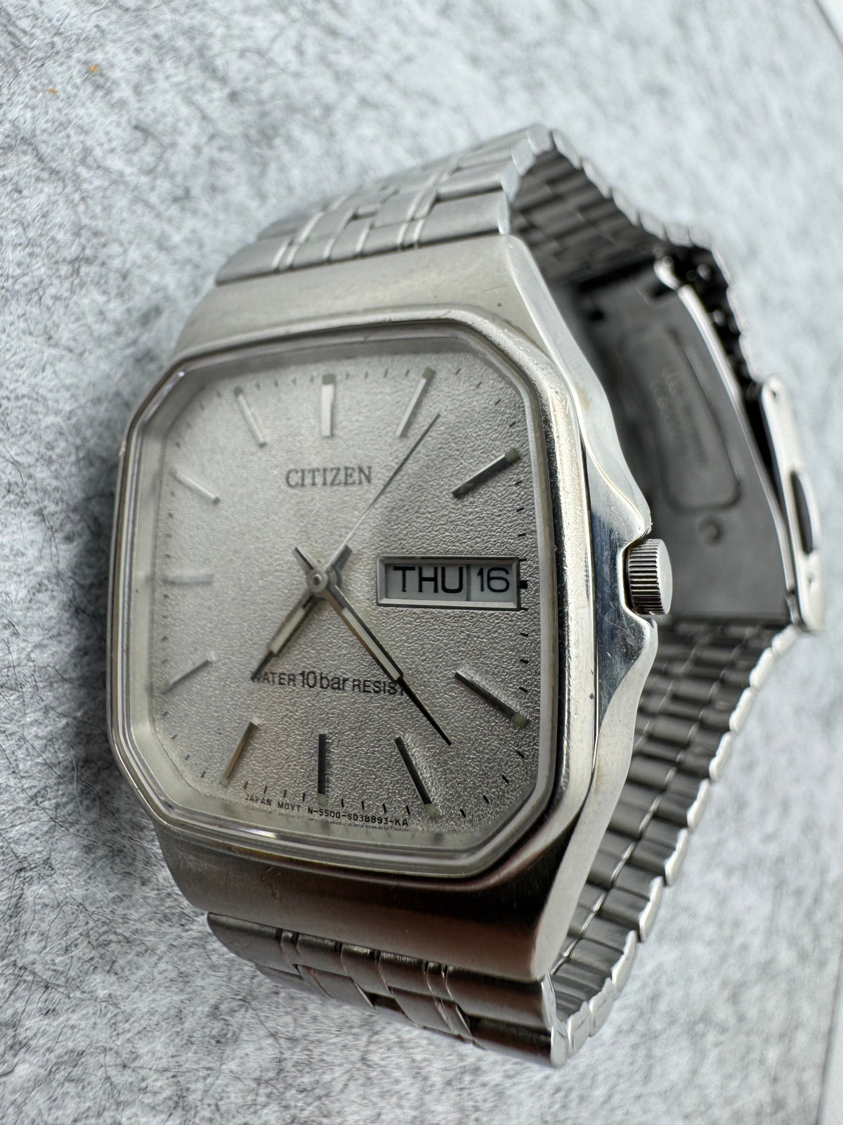 Citizen Quarz 5500-S023211 – November 1994 – quadratisches Gehäuse, Tag/Datum, 10 bar – originales Stahlarmband