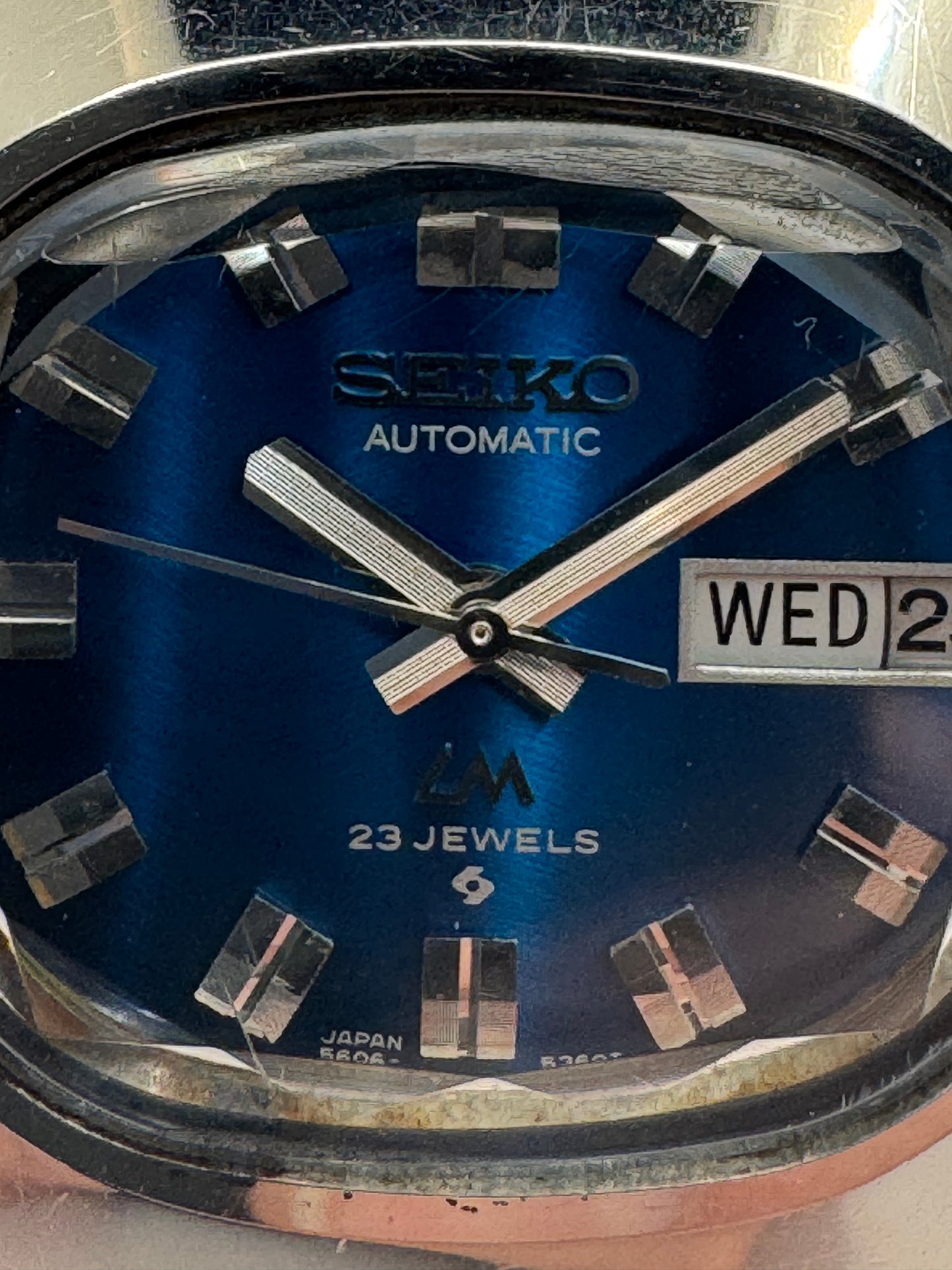 Seiko LM / Lord Matic Ref. 5606-5170, blaues Zifferblatt, originales LM-Stahlband, Mai 1974