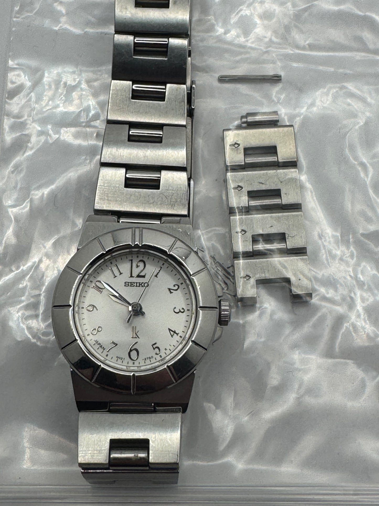 Seiko Lucia Quarz-Damenuhr (Ref. 4N21-1180), Dezember 1999, silbernes Zifferblatt, Original-Stahlarmband mit Ersatzgliedern