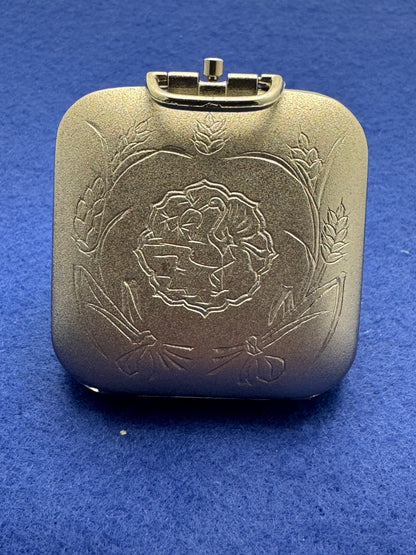 Japanese pocket watch – Quartz – engraved folding case – with crack in the glass