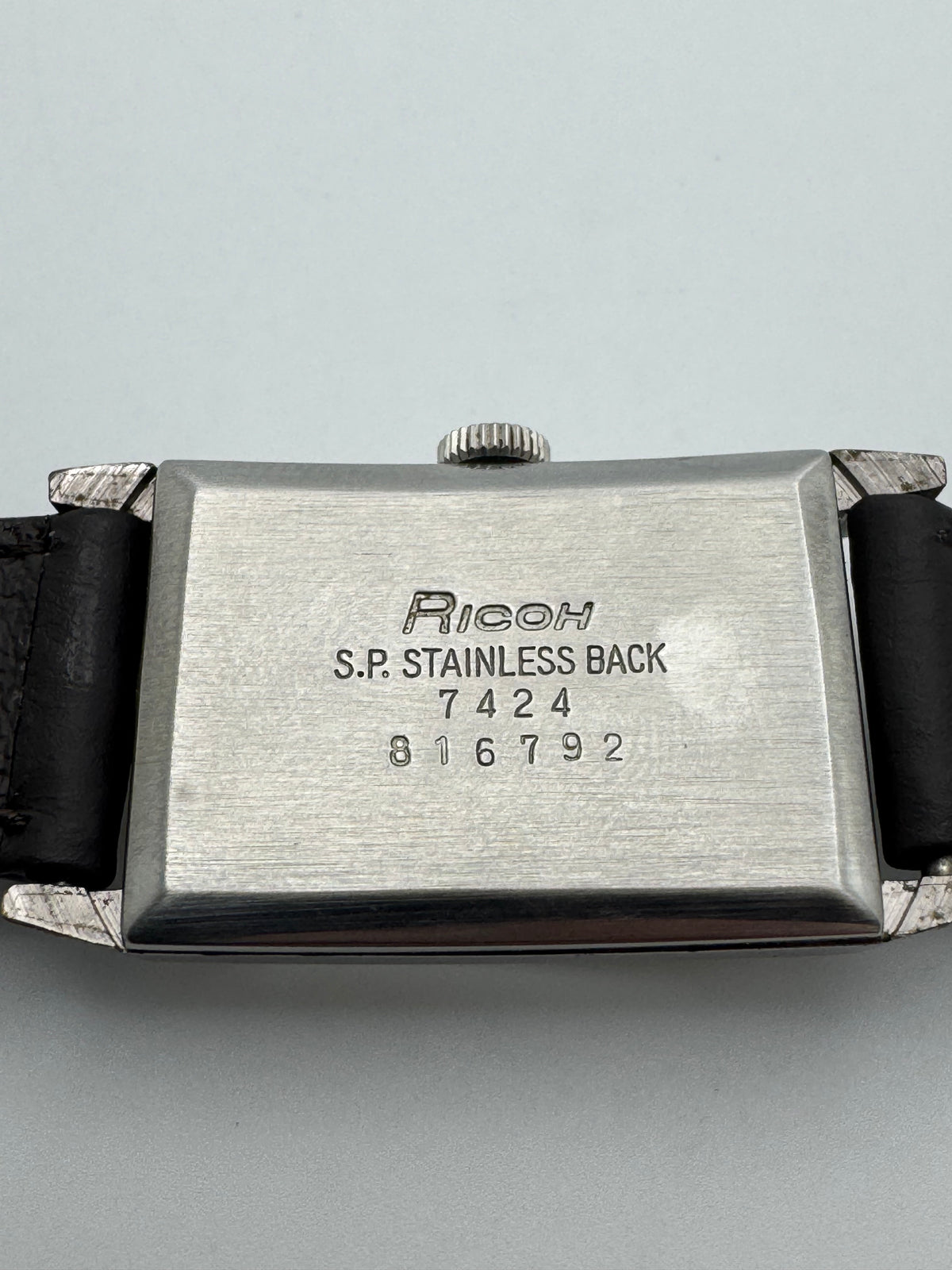 Ricoh Humming 19 Calendar – mechanische Damenuhr im Tank-Gehäuse
