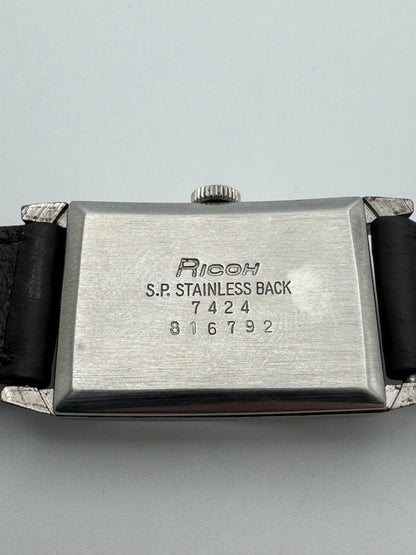 Ricoh Humming 19 Calendar – mechanische Damenuhr im Tank-Gehäuse