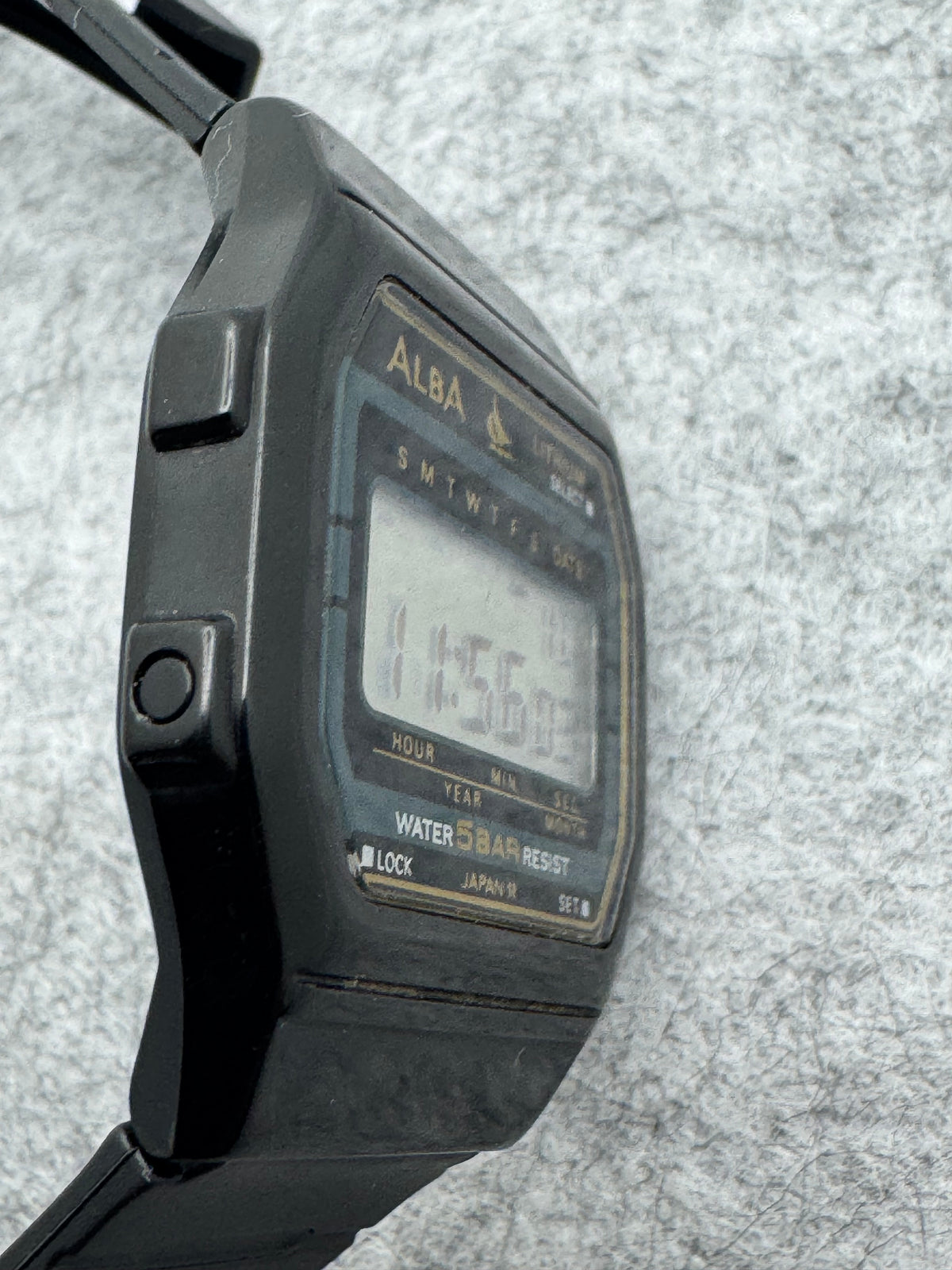 ALBA Digital W401-4160 „Lithium" – November 1990 – schwarz-goldene JDM-Digitaluhr – revidiert, neues Band