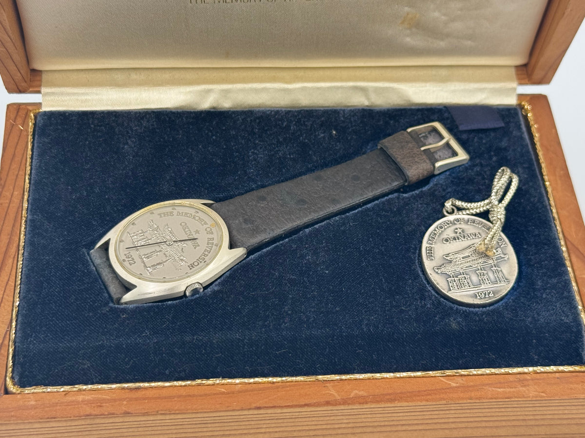 Citizen "The Memory of Reversion – Okinawa 1972" – 920 silver, relief dial – Complete set with cassette and commemorative medal in NOS (New Old Stock) condition (Ref. 6700-673310 YO, May 1972)