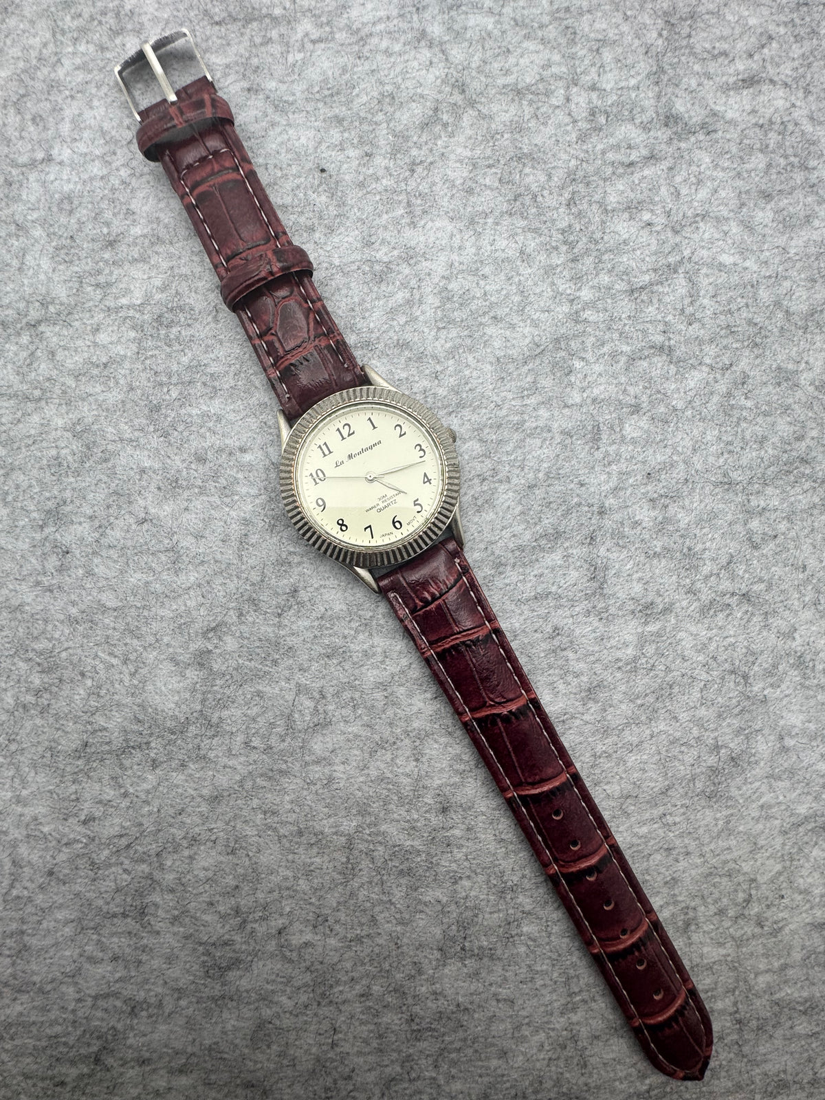 La Montagna Quartz (JDM) – Japanese movement, 30 m – fluted bezel, easy-to-read dial