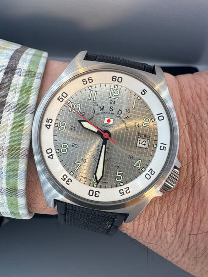 Kentex JSDF S455M – Japan Maritime Self-Defense Force Toolwatch mit strukturiertem Zifferblatt