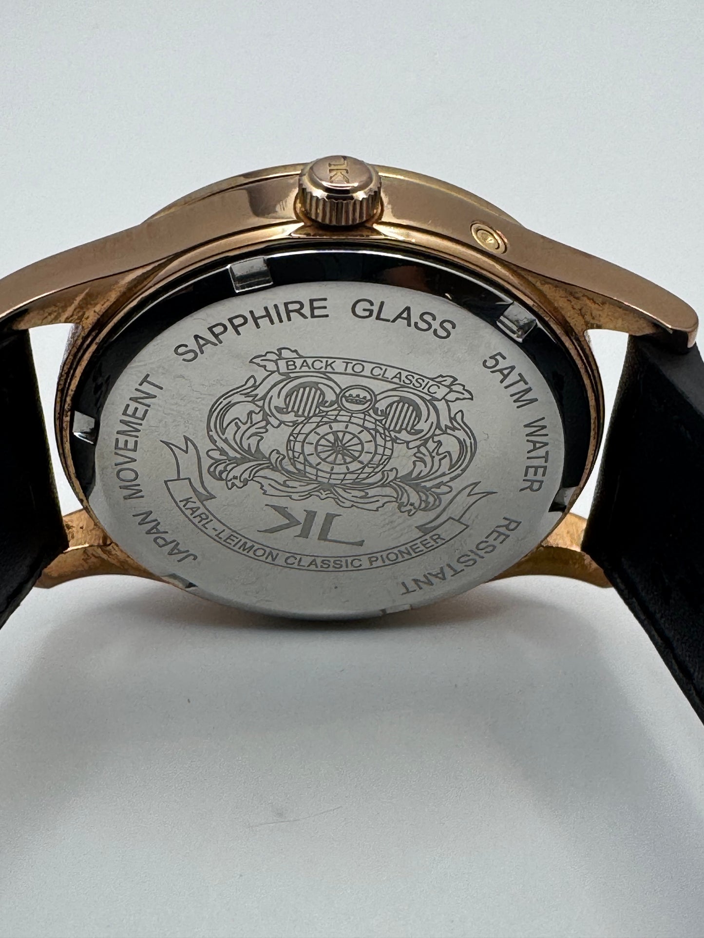 Karl-Leimon Classic Pioneer Triple Calendar Moonphase – Rose Gold IP / Weiß – Japanische Microbrand-Mondphasenuhr mit Saphirglas und Miyota 6P00