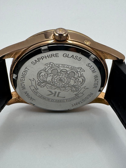 Karl-Leimon Classic Pioneer Triple Calendar Moonphase – Rose Gold IP / Weiß – Japanische Microbrand-Mondphasenuhr mit Saphirglas und Miyota 6P00