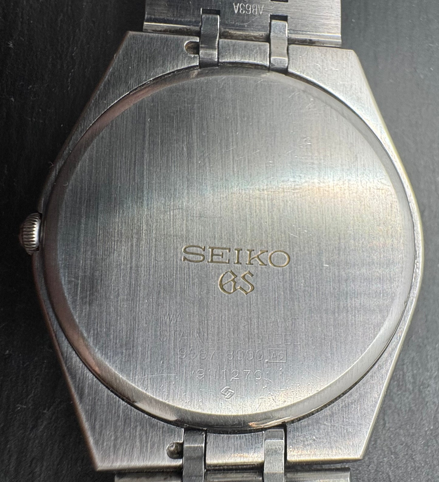 Grand Seiko 9587-8000 – Ultra Flat Quartz (November 1979, Originalband, frisch revidiert)
