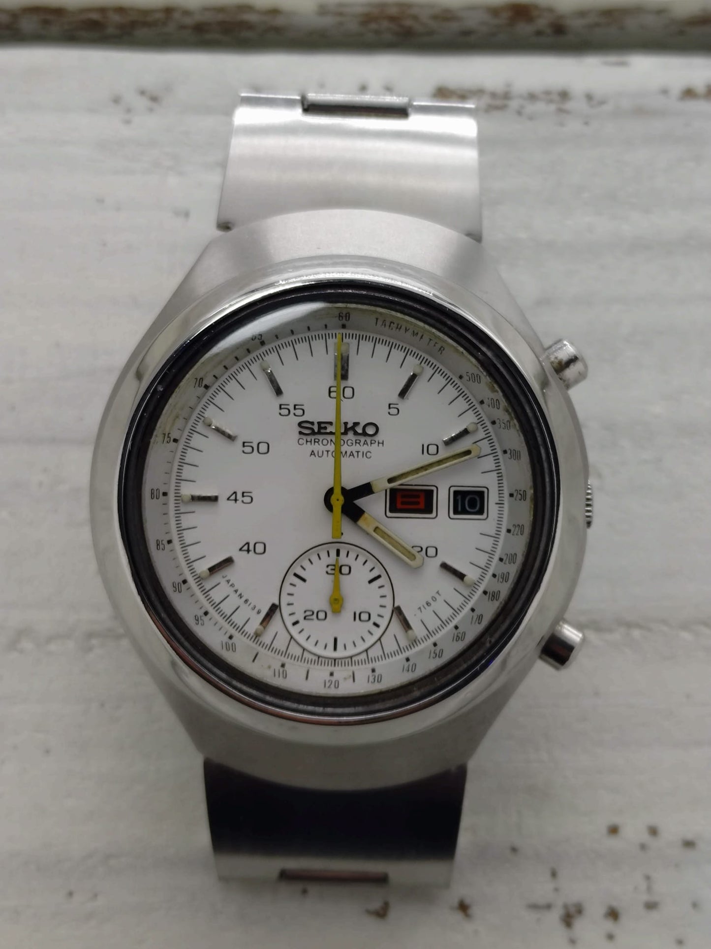 Seiko 6139 "Helmet" Automatic Chronograph – very rare white variant with yellow indices – fully serviced (2026) – original Seiko steel bracelet – non-model-correct case back