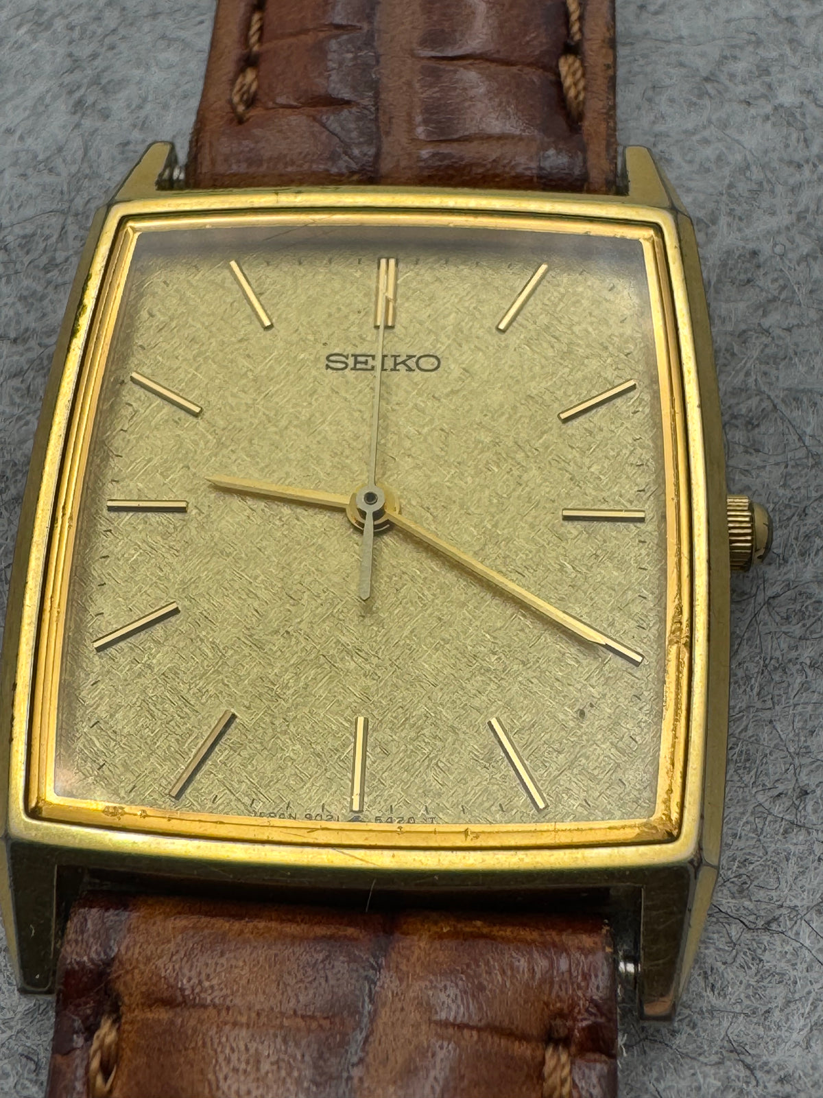 Seiko Quartz 9021-5340 – December 1985 – square, gold-colored – only 5.3 mm high – freshly serviced
