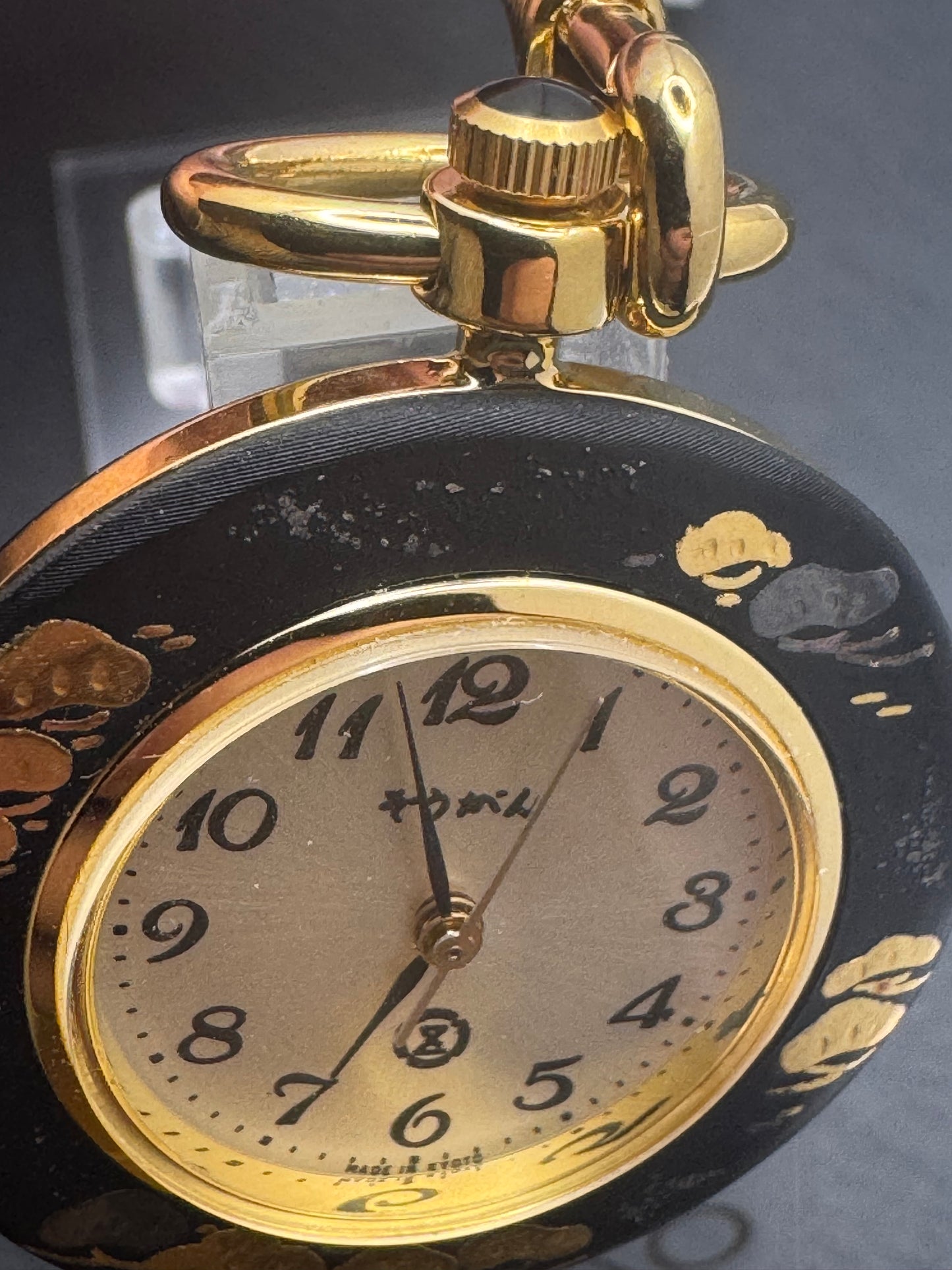 Seltene Taschenuhr aus Kyoto – japanische Kiefern in traditionellem Kunsthandwerk (Kyō-Zōgan)