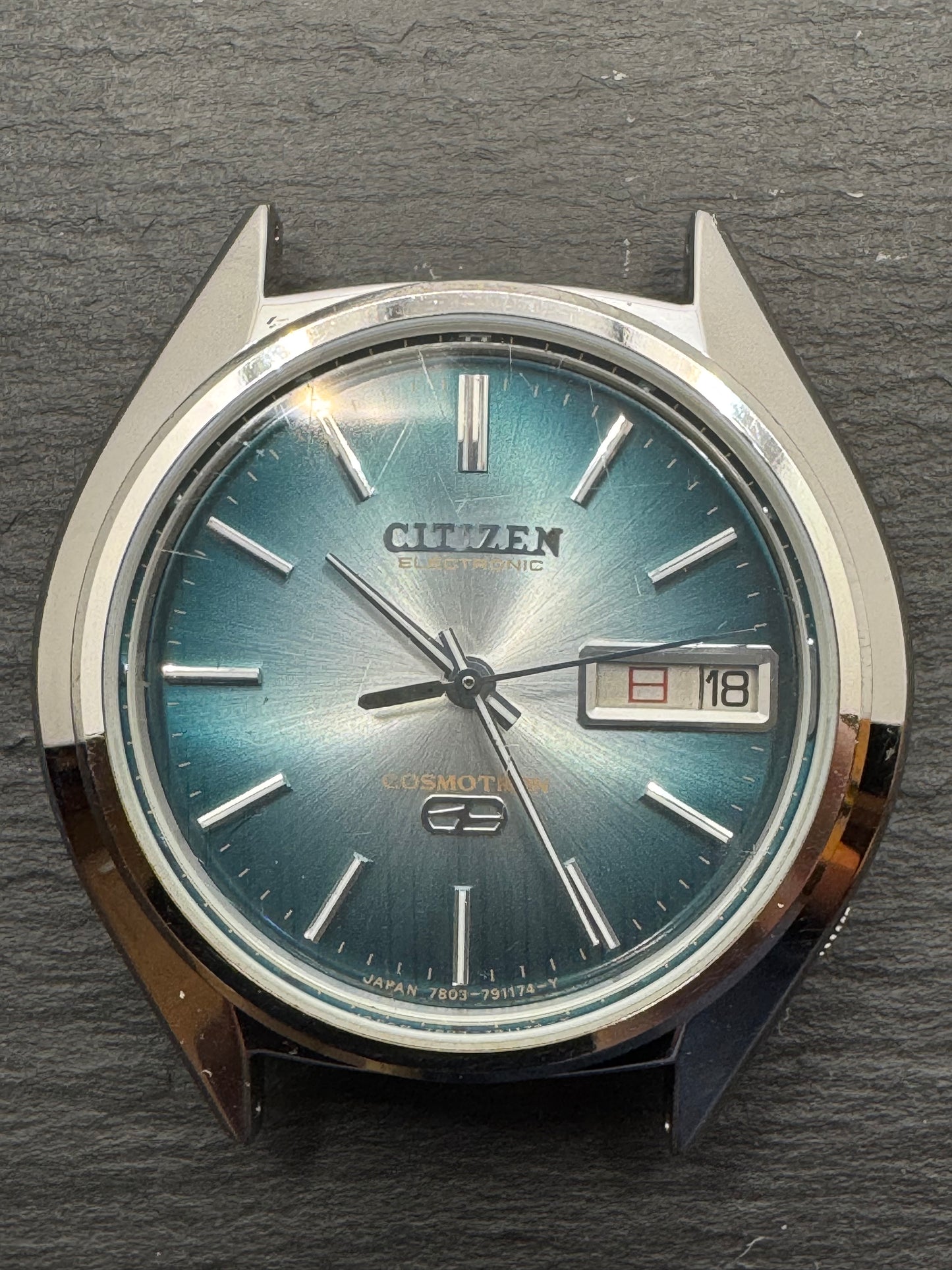 Citizen Cosmotron Electronic 4-790138 Y aus November 1974 mit blauem Sunburst-Zifferblatt und Originalband