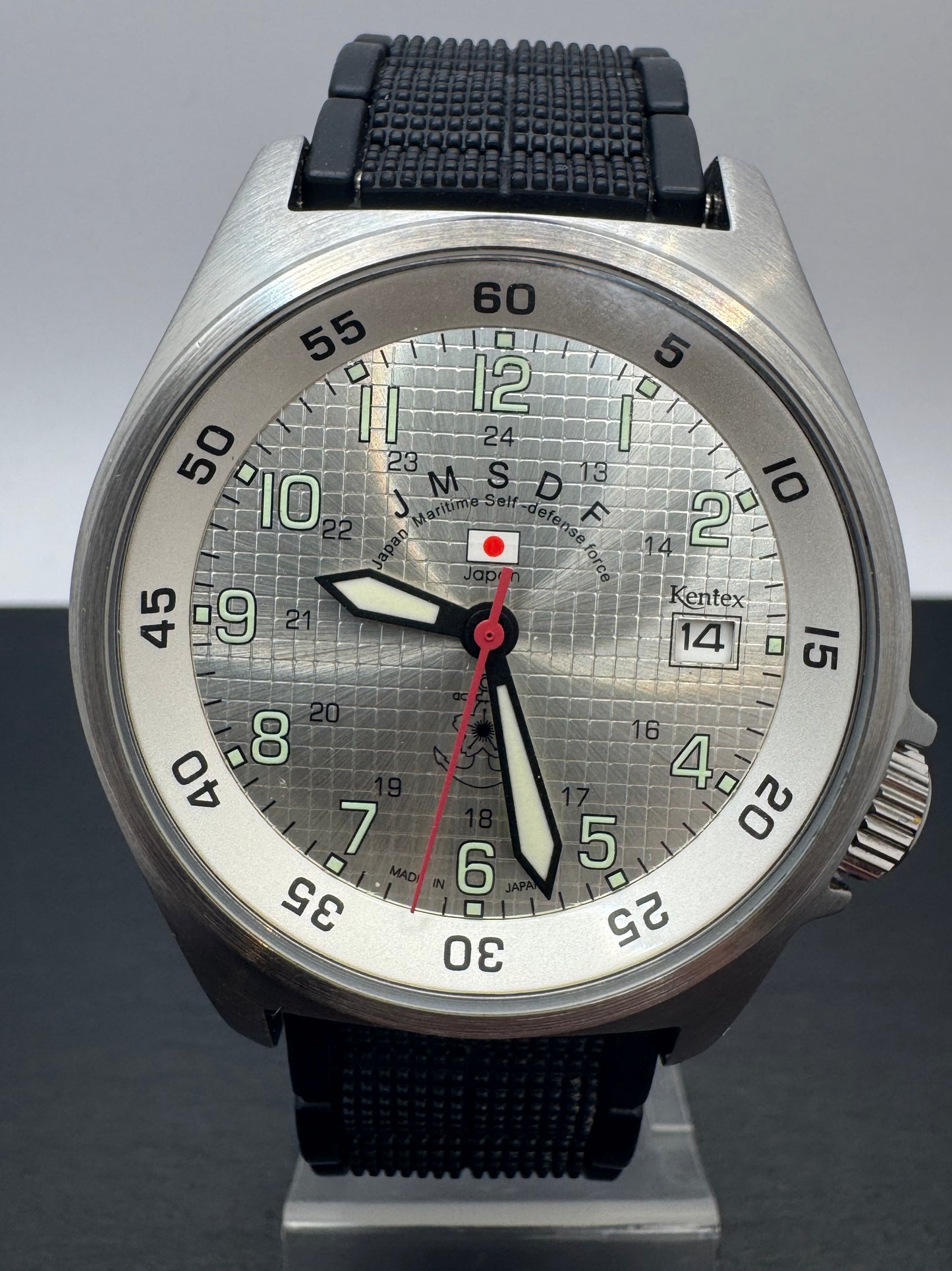Kentex JSDF S455M – Japan Maritime Self-Defense Force Toolwatch mit strukturiertem Zifferblatt