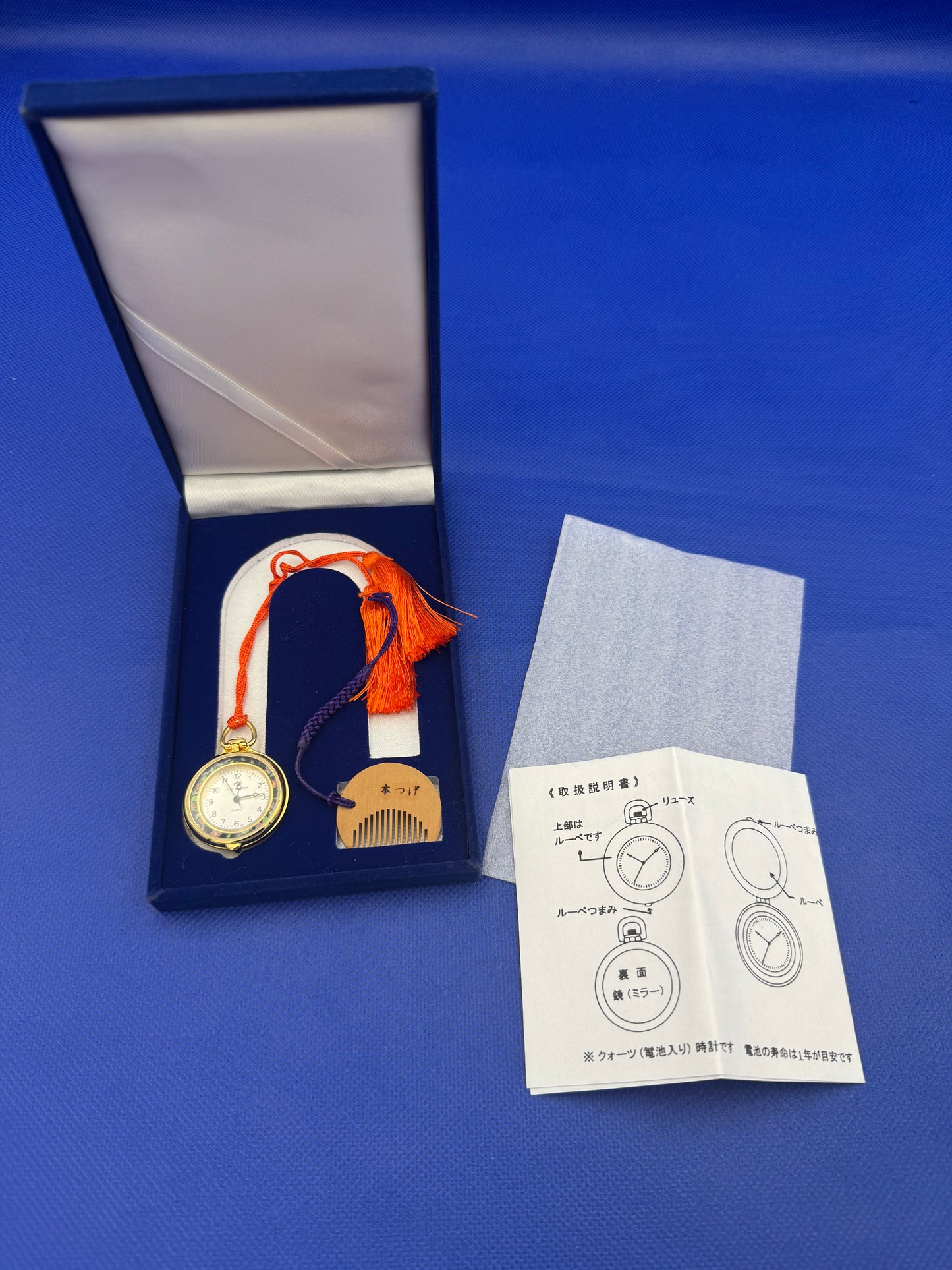 Alpe Rouenuk – Japanische Quarz-Taschenuhr mit Klappglas, Spiegelrückseite und kleinem Hon-Tsuge Kamm