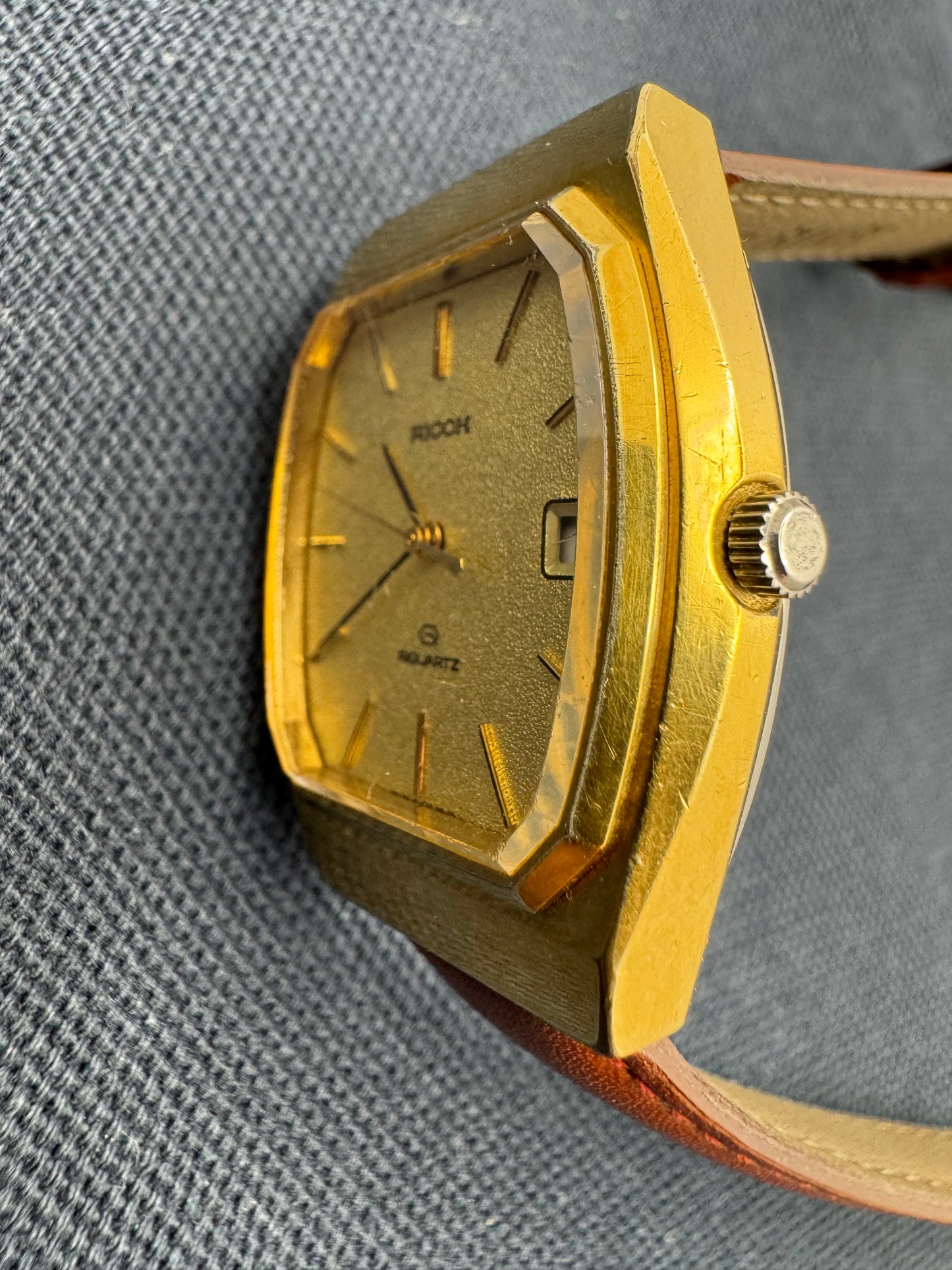 Ricoh Riquartz – Gold Tonneau Dress Watch (Japan, ca. 1970er Jahre)