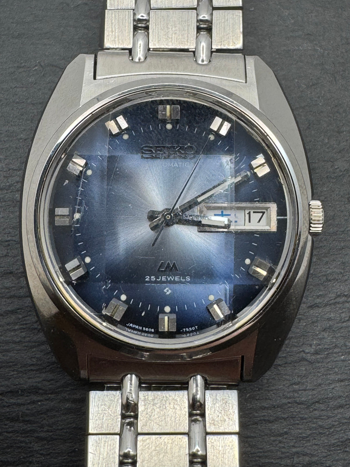 Seiko Lord Matic 5606-7230 – Calibre 5606, 25 rubis, Suwa Seikosha – cadran bleu, verre à neuf facettes, bracelet en acier d'origine – août 1972 – révisée récemment