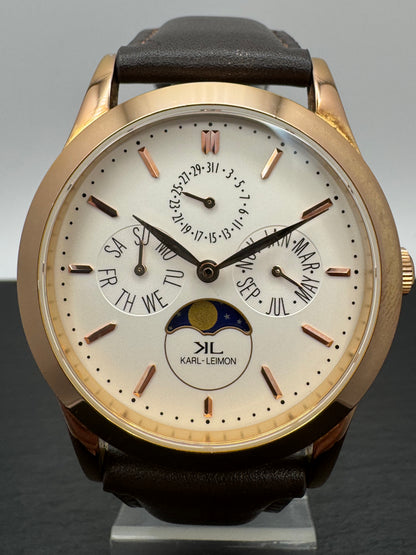 Karl-Leimon Classic Pioneer Triple Calendar Moonphase – Rose Gold IP / Weiß – Japanische Microbrand-Mondphasenuhr mit Saphirglas und Miyota 6P00