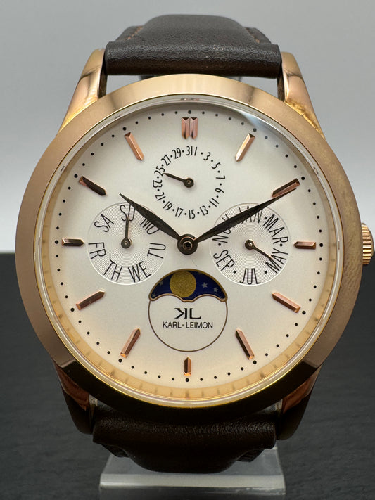 Karl-Leimon Classic Pioneer Triple Calendar Moonphase – IP Or Rose / Blanc – Montre Microbrand Japonaise Phases de Lune avec Verre Saphir et Miyota 6P00