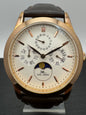 Karl-Leimon Classic Pioneer Triple Calendar Moonphase – Rose Gold IP / Weiß – Japanische Microbrand-Mondphasenuhr mit Saphirglas und Miyota 6P00