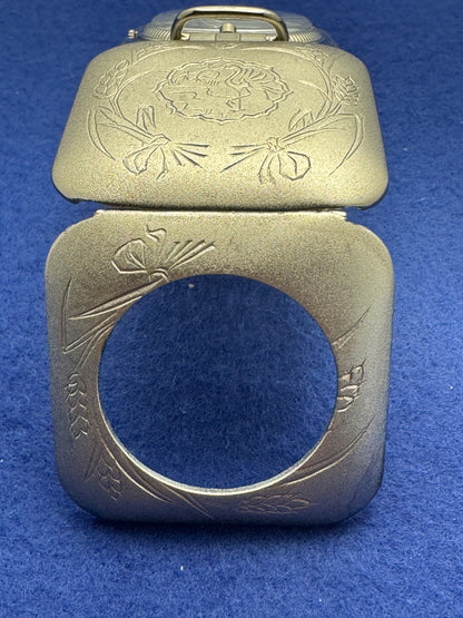 Japanese pocket watch – Quartz – engraved folding case – with crack in the glass