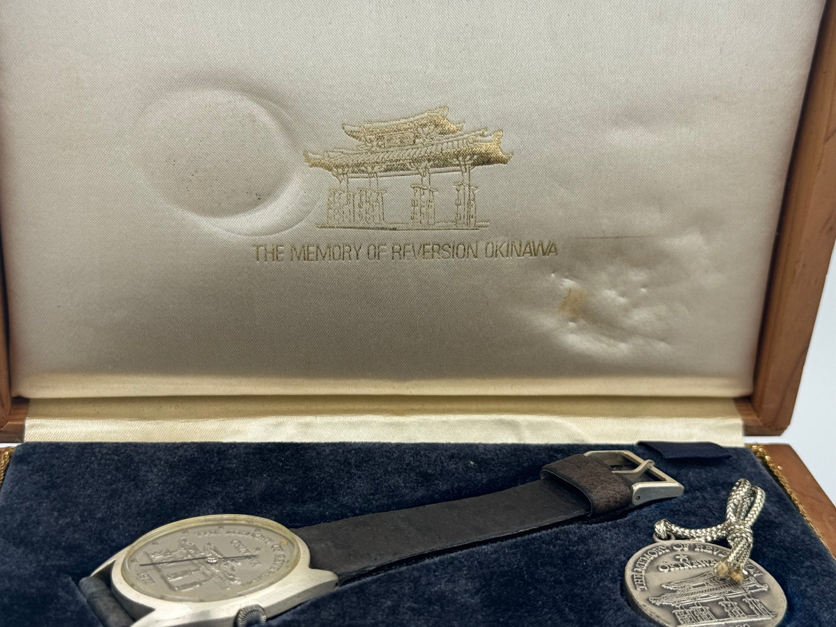 Citizen "The Memory of Reversion – Okinawa 1972" – 920 silver, relief dial – Complete set with cassette and commemorative medal in NOS (New Old Stock) condition (Ref. 6700-673310 YO, May 1972)