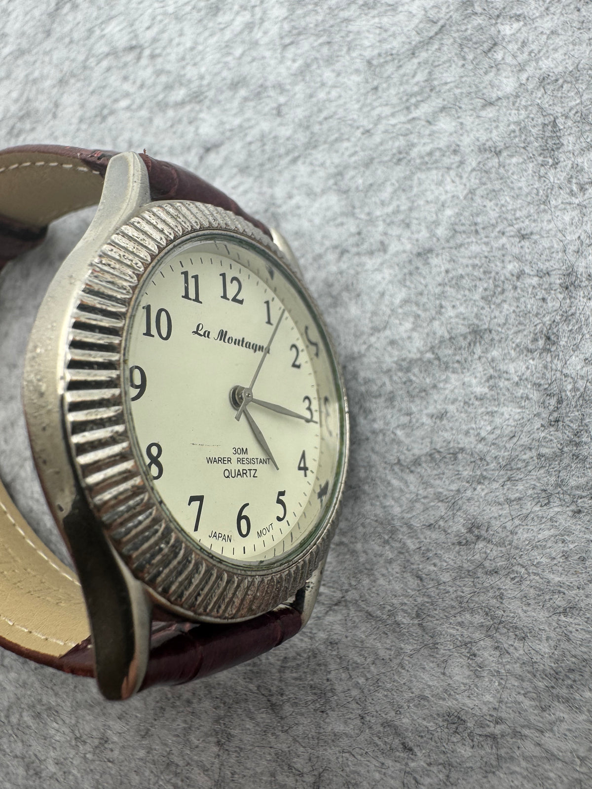 La Montagna Quartz (JDM) – Japanese movement, 30 m – fluted bezel, easy-to-read dial
