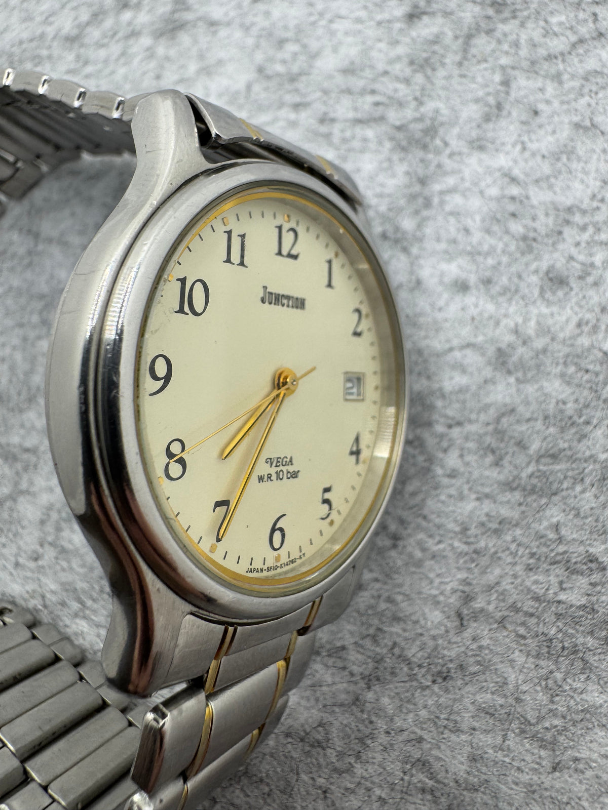 Citizen VEGA Junction Quartz – Ref. 5510-K04361 CKK – November 1992 – 10 bar, Date – Two-tone steel bracelet