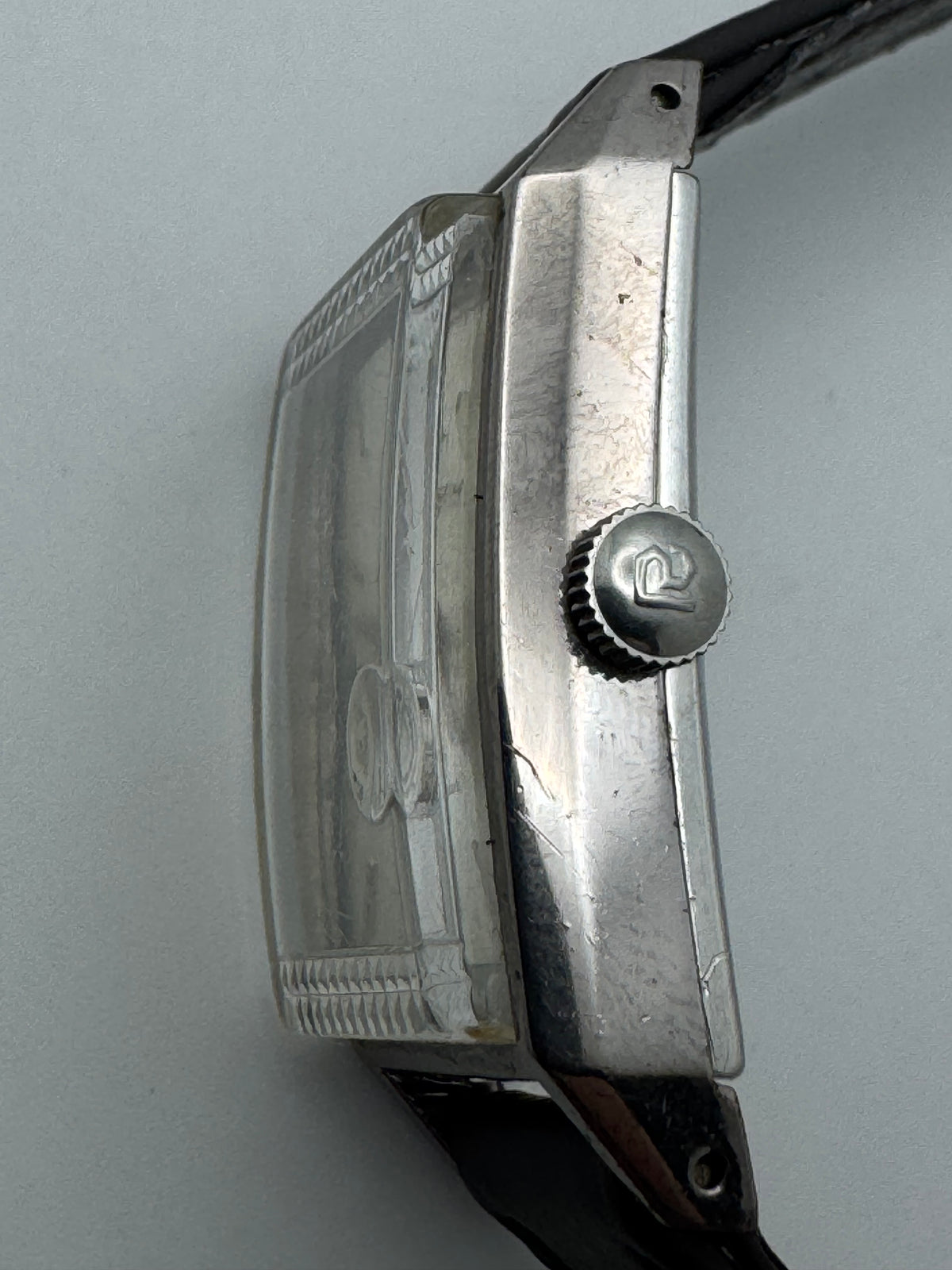 Ricoh Humming 19 Calendar – mechanische Damenuhr im Tank-Gehäuse