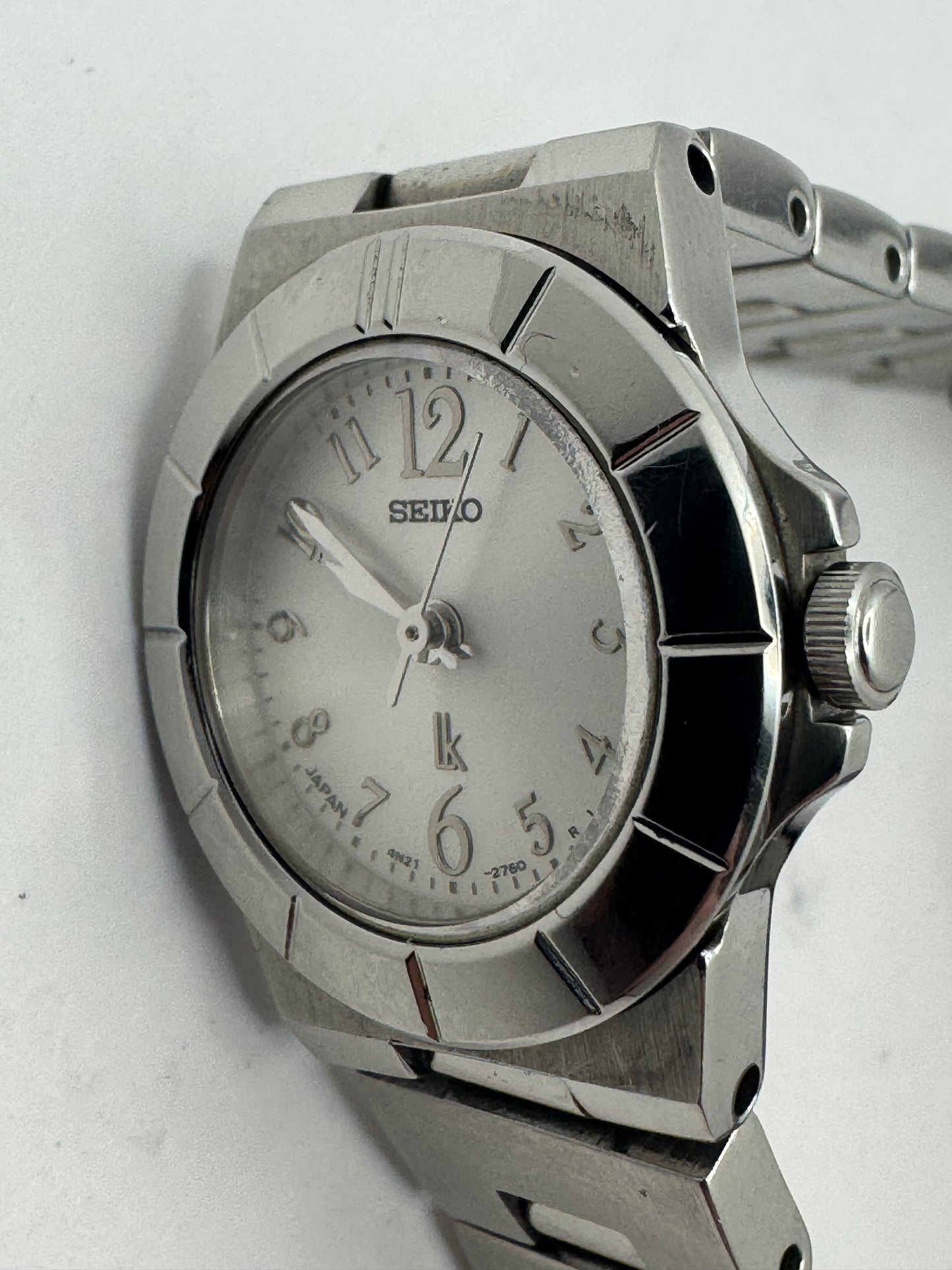 Seiko Lucia Quarz-Damenuhr (Ref. 4N21-1180), Dezember 1999, silbernes Zifferblatt, Original-Stahlarmband mit Ersatzgliedern