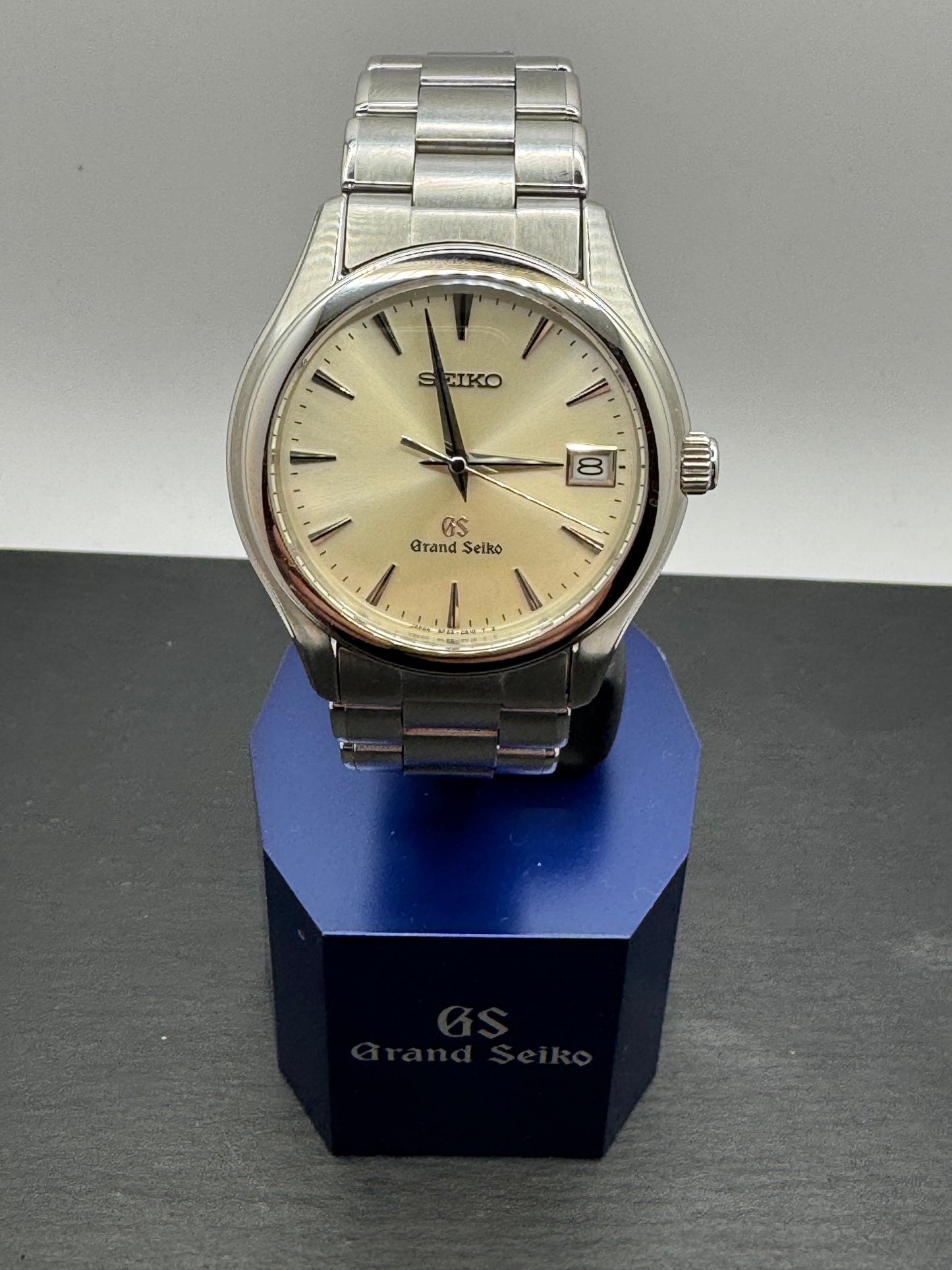 Grand Seiko Quarz SBGX005 / 9F62-0A10 - Champagnerfarbenes Sunburst-Zifferblatt · Original Stahlband mit GS-Schließe · Februar 2004