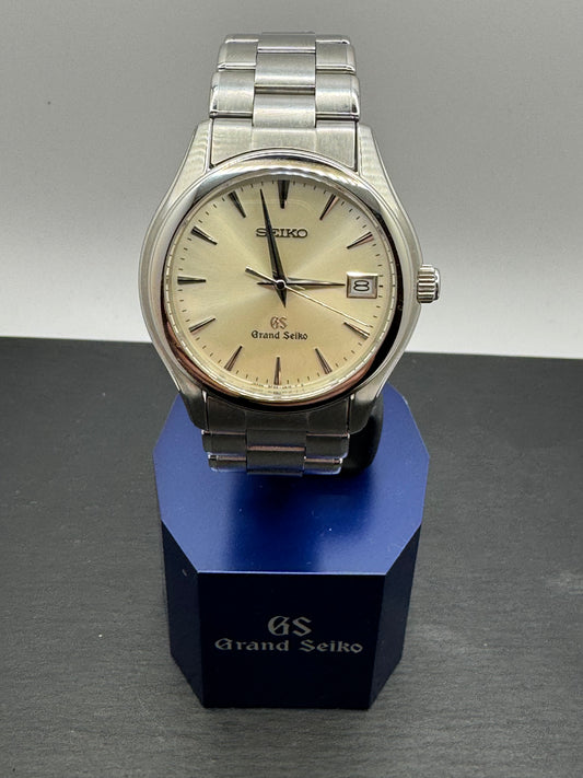 Grand Seiko Quarz SBGX005 / 9F62-0A10 - Champagnerfarbenes Sunburst-Zifferblatt · Original Stahlband mit GS-Schließe · Februar 2004