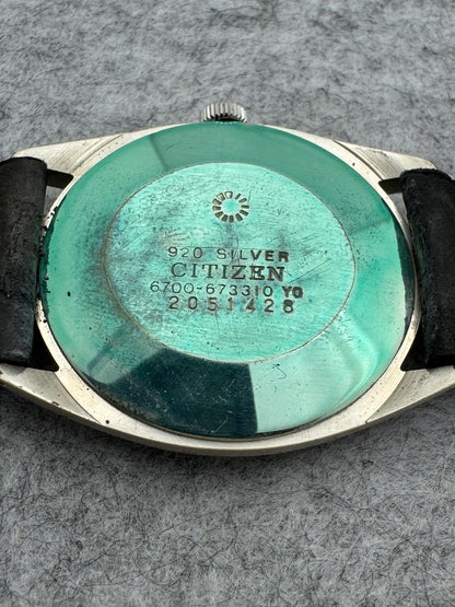 Citizen "The Memory of Reversion – Okinawa 1972" – 920 silver, relief dial – Complete set with cassette and commemorative medal in NOS (New Old Stock) condition (Ref. 6700-673310 YO, May 1972)