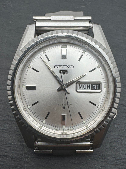 Seiko 5 – Réf. 6119-8031 – Calibre 6119, 21 rubis, Suwa Seikosha – lunette cannelée – juillet 1968 – fraîchement révisée