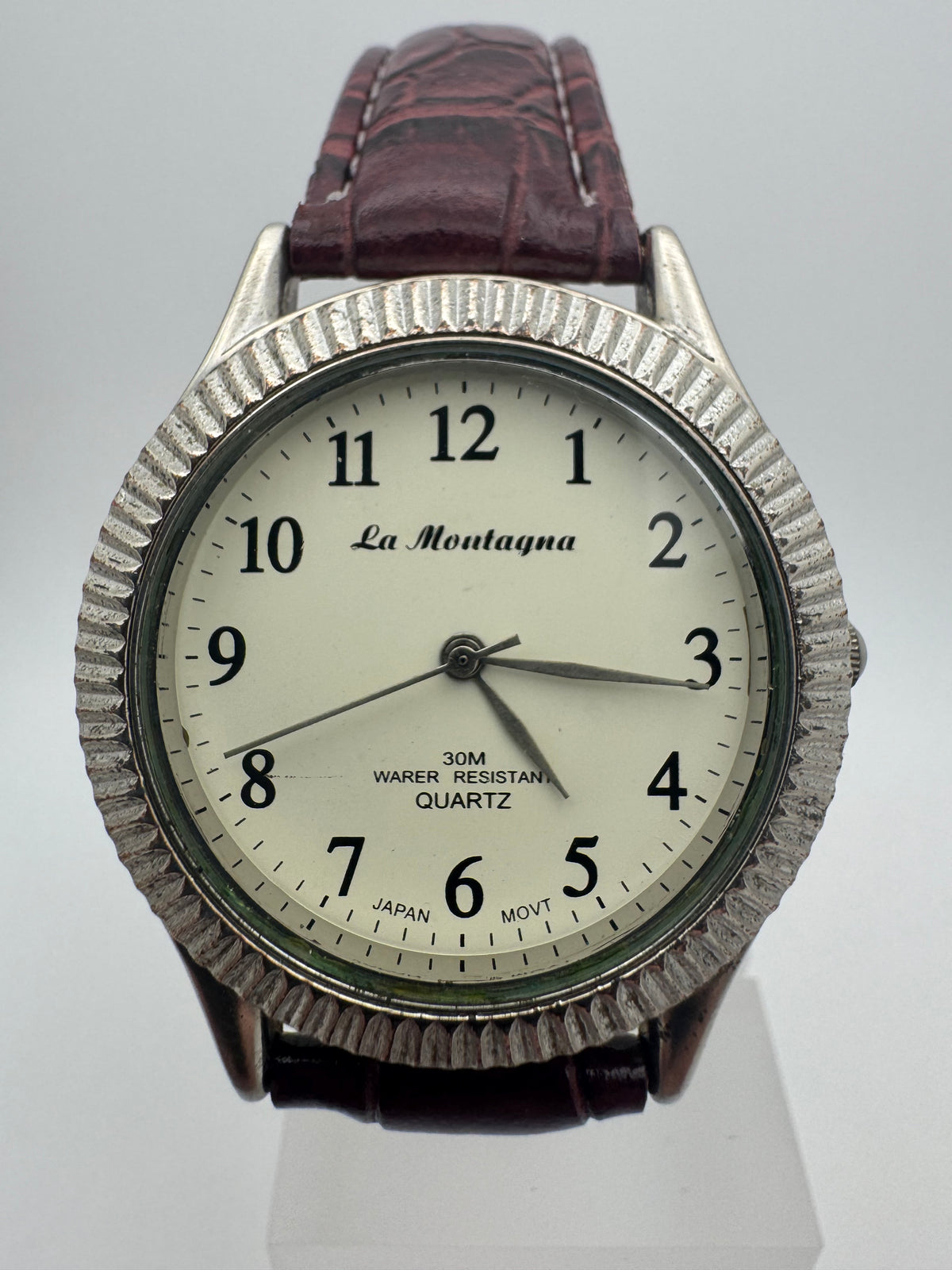 La Montagna Quartz (JDM) – Japanese movement, 30 m – fluted bezel, easy-to-read dial