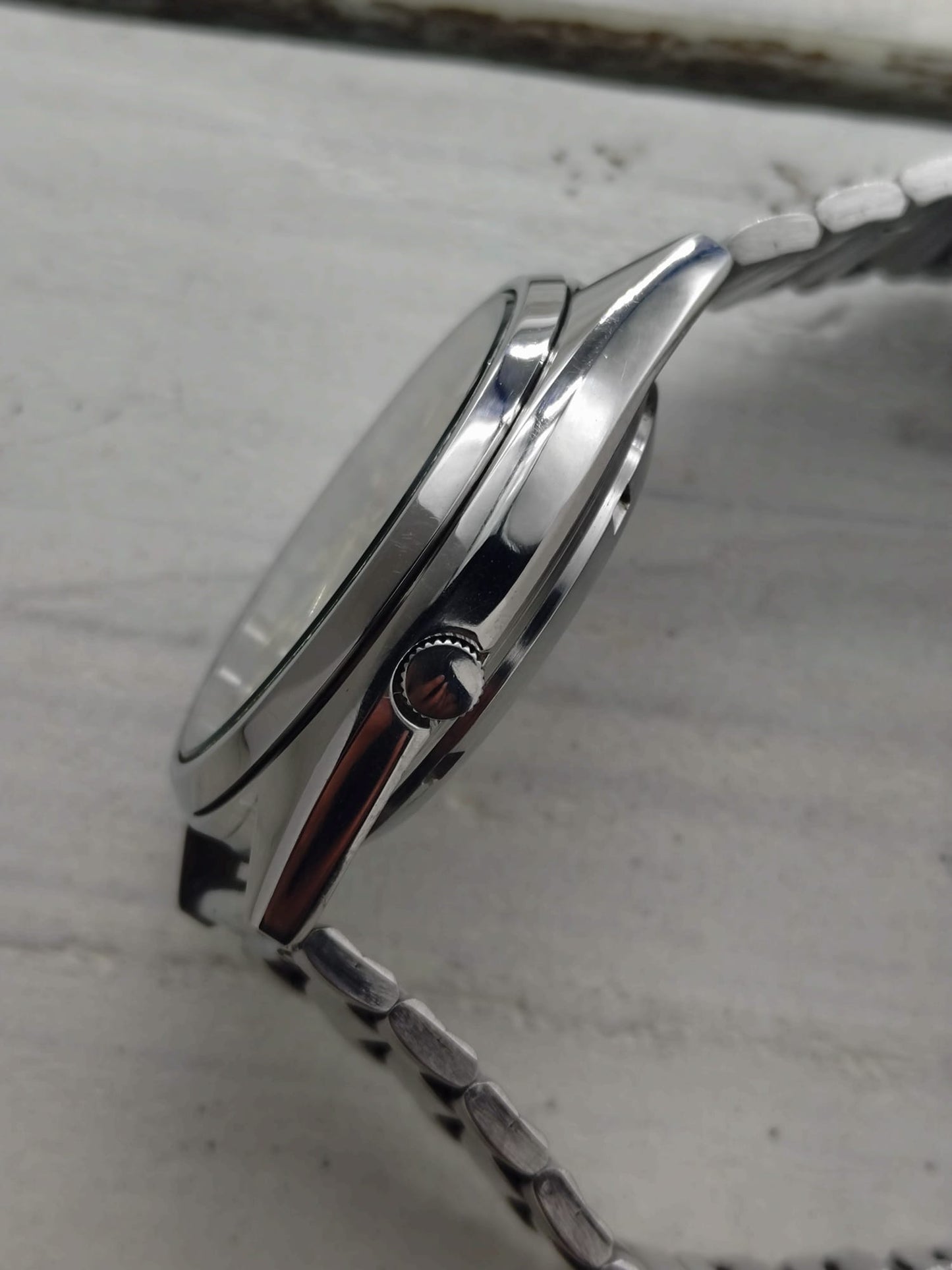 Seiko 5 Automatic 7009-3040 – Graues Sunburst-Zifferblatt & Tag/Datum – 17 Jewels, September 1982