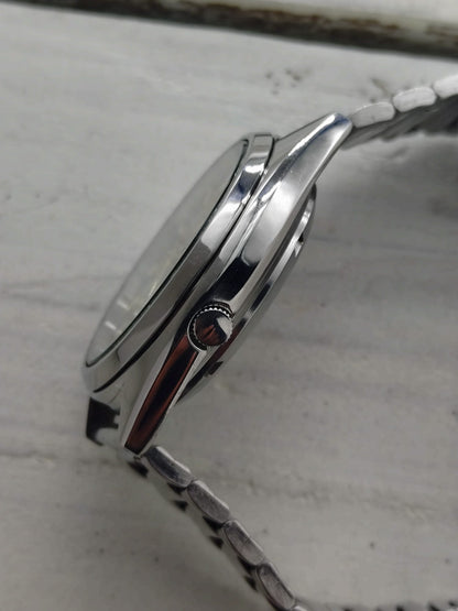 Seiko 5 Automatic 7009-3040 – Graues Sunburst-Zifferblatt & Tag/Datum – 17 Jewels, September 1982