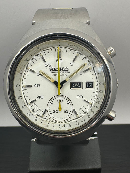 Seiko 6139 "Helmet" Chronographe automatique – très rare version blanche avec index jaunes – entièrement révisé (2026) – bracelet acier Seiko original – fond de boîtier non conforme au modèle