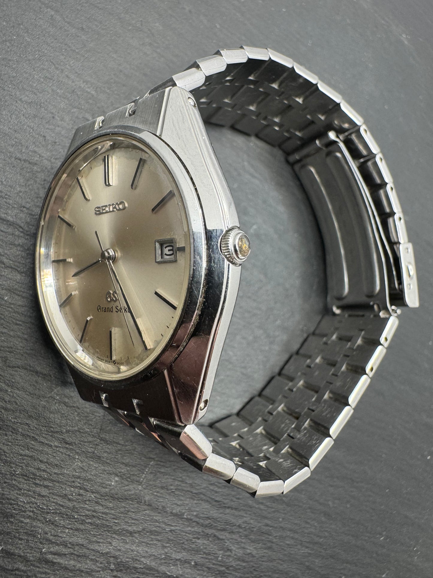 Grand Seiko 9587-8000 – Ultra Flat Quartz (November 1979, Originalband, frisch revidiert)