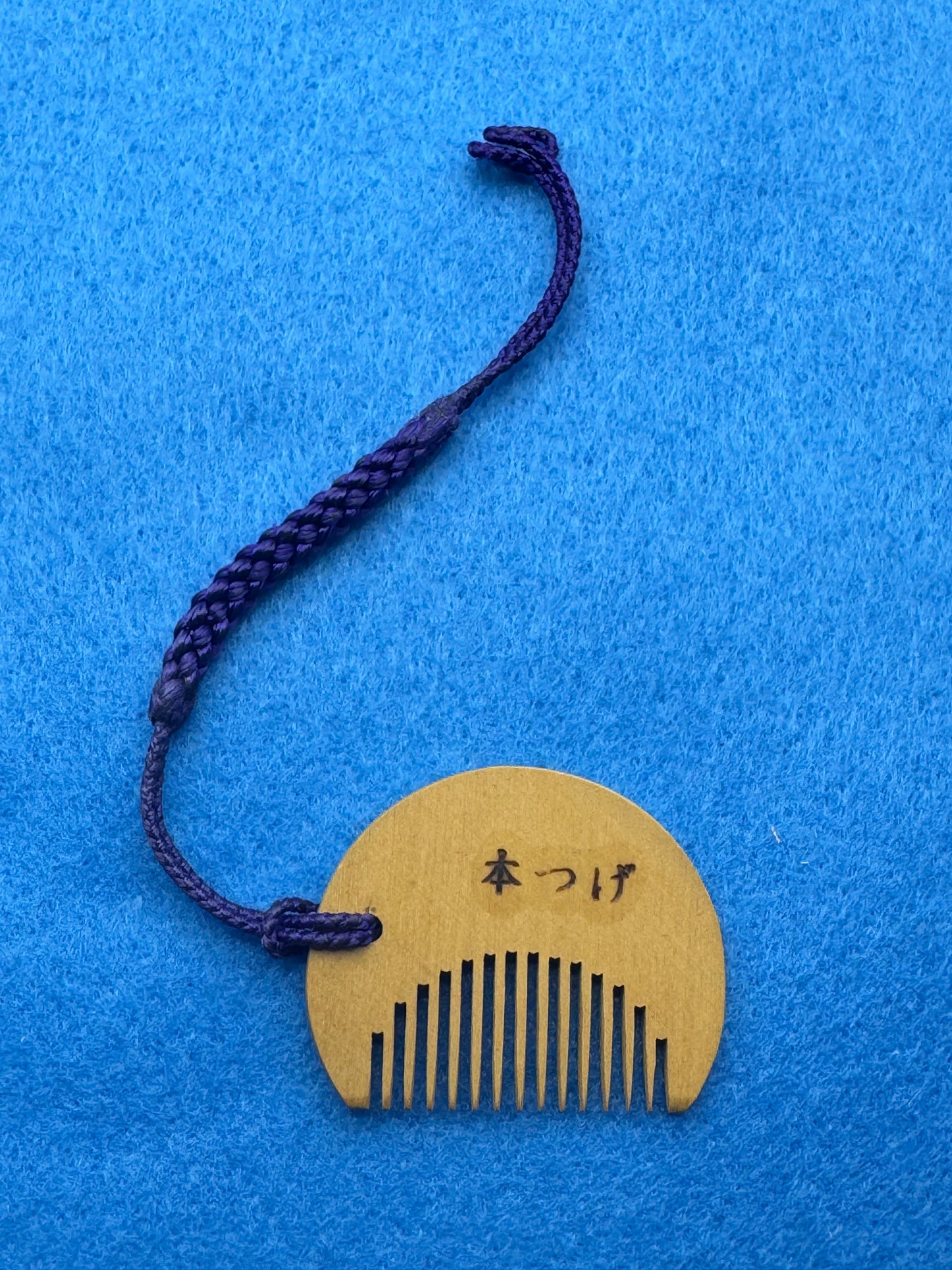 Alpe Rouenuk – Japanische Quarz-Taschenuhr mit Klappglas, Spiegelrückseite und kleinem Hon-Tsuge Kamm