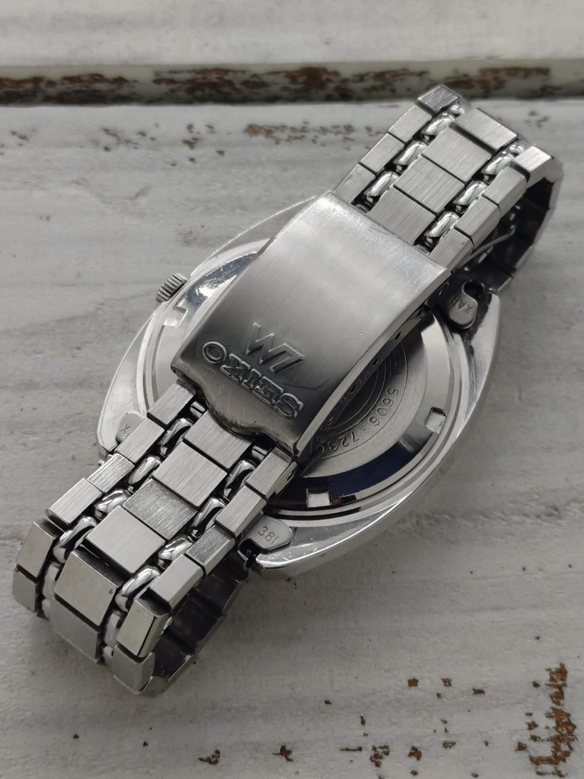 Seiko Lord Matic 5606-7230 – Calibre 5606, 25 rubis, Suwa Seikosha – cadran bleu, verre à neuf facettes, bracelet en acier d'origine – août 1972 – révisée récemment