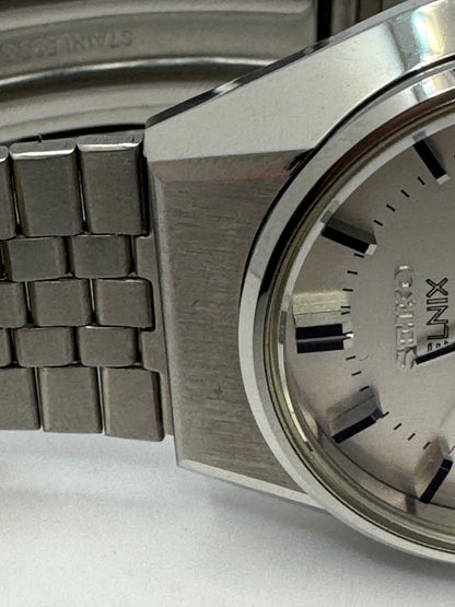 Seiko ELNIX Ref. 0703-7110 · Silbernes Sunburst-Zifferblatt · Mai 1975 · JDM · NOS - Originalband, Hangtag &amp; Anleitung
