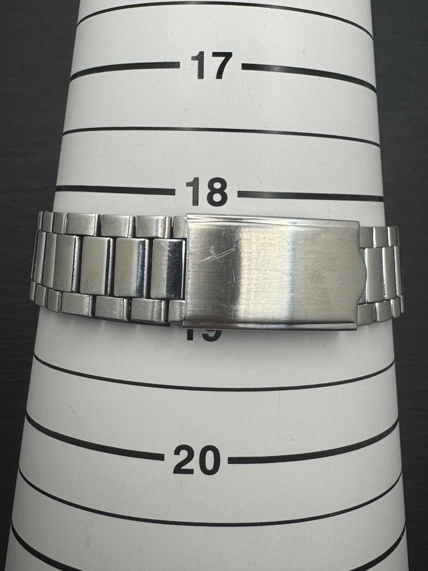 Seiko 5 Automatic 7009-3040 – Graues Sunburst-Zifferblatt & Tag/Datum – 17 Jewels, September 1982