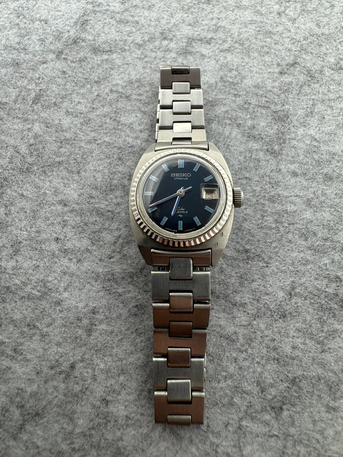Seiko Chorus 2518-0130 – Manual winding – February 1969 – blue dial – Original bracelet