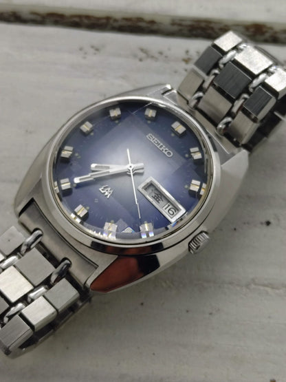 Seiko Lord Matic 5606-7230 – Calibre 5606, 25 rubis, Suwa Seikosha – cadran bleu, verre à neuf facettes, bracelet en acier d'origine – août 1972 – révisée récemment