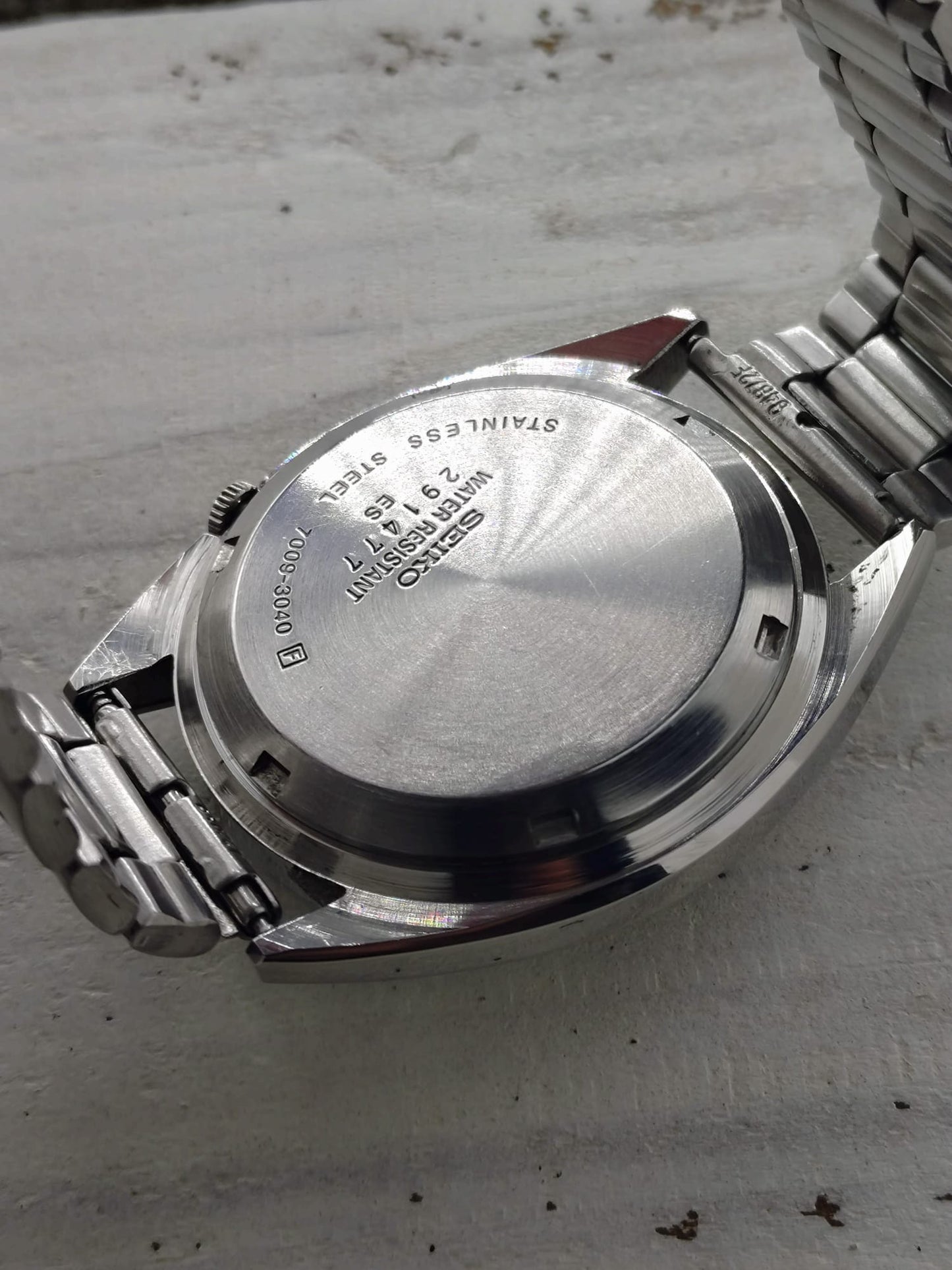 Seiko 5 Automatic 7009-3040 – Graues Sunburst-Zifferblatt & Tag/Datum – 17 Jewels, September 1982